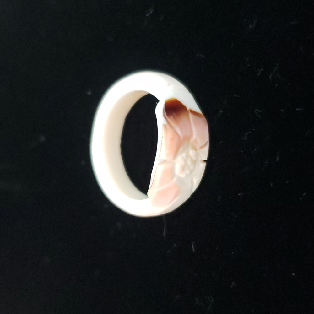 Vintage shell ring / 5.5